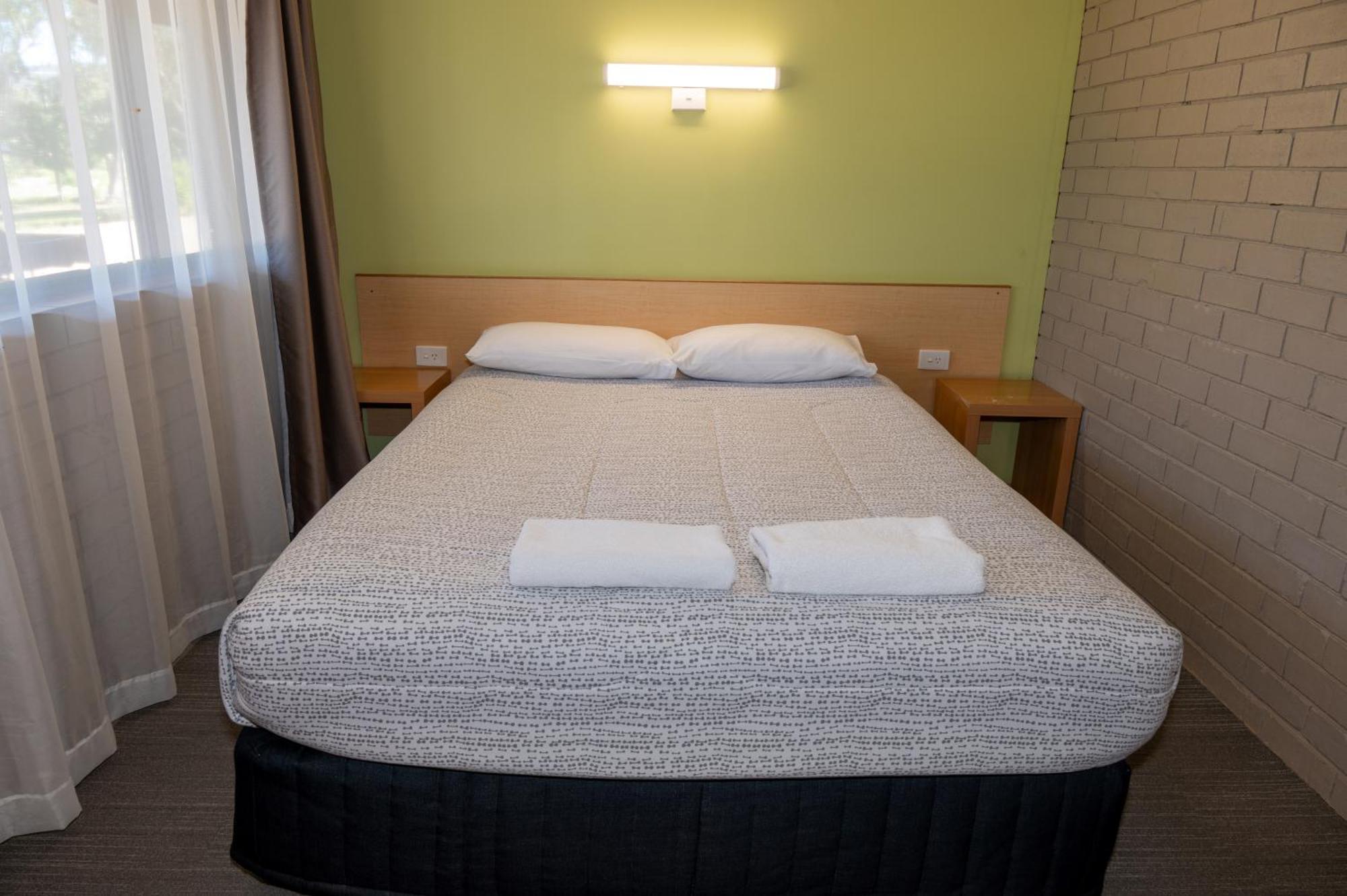 Tumut Valley Motel Pet Friendly Dış mekan fotoğraf