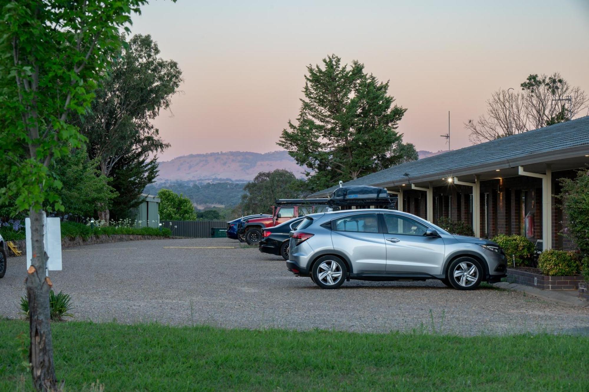 Tumut Valley Motel Pet Friendly Dış mekan fotoğraf