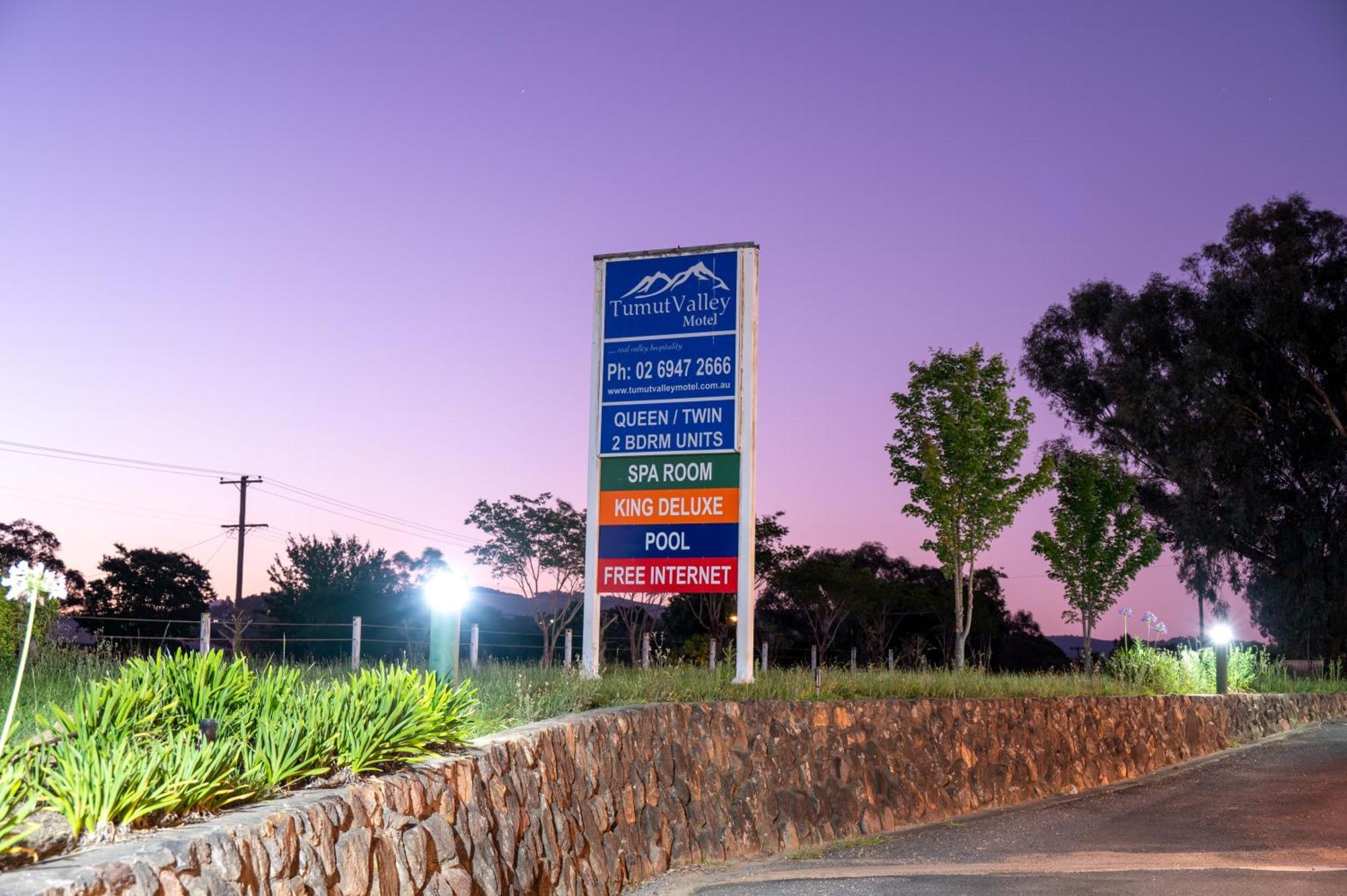 Tumut Valley Motel Pet Friendly Dış mekan fotoğraf