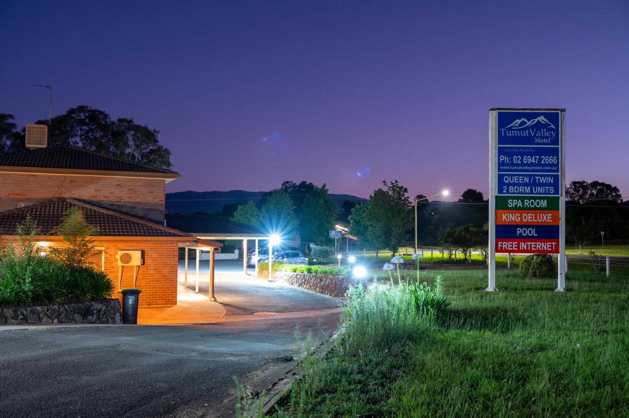 Tumut Valley Motel Pet Friendly Dış mekan fotoğraf