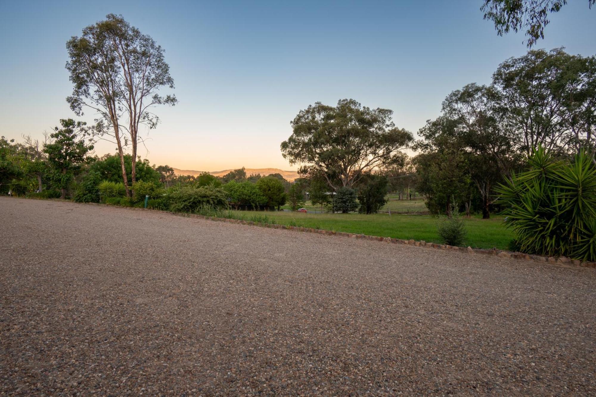 Tumut Valley Motel Pet Friendly Dış mekan fotoğraf