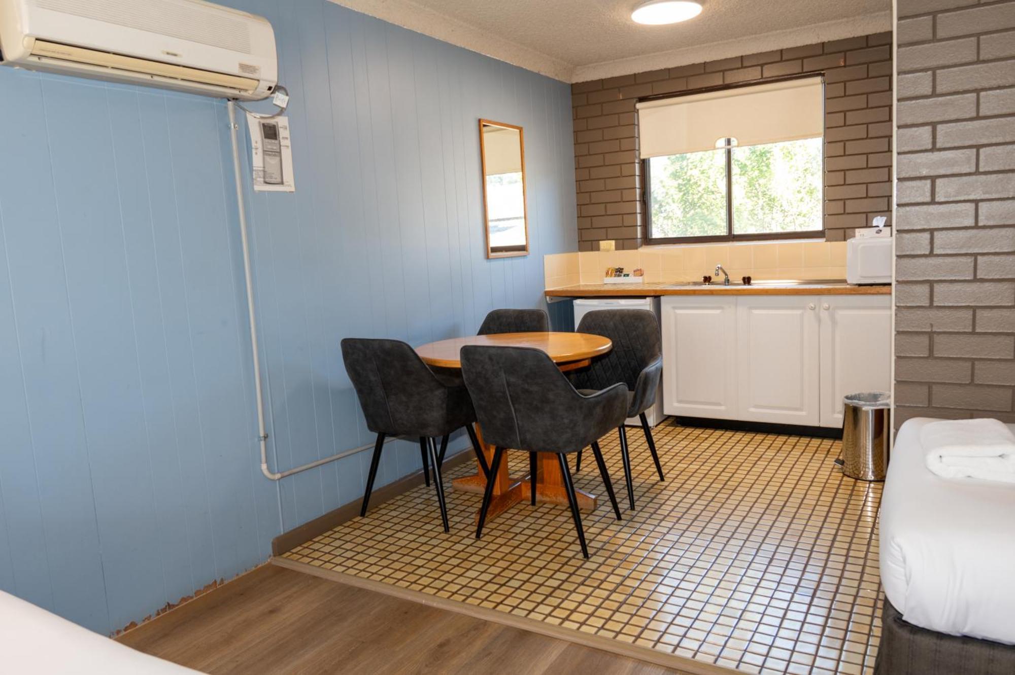 Tumut Valley Motel Pet Friendly Dış mekan fotoğraf