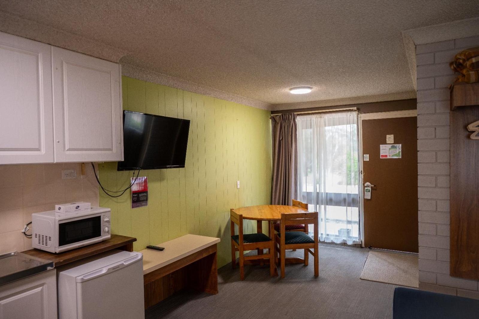 Tumut Valley Motel Pet Friendly Dış mekan fotoğraf