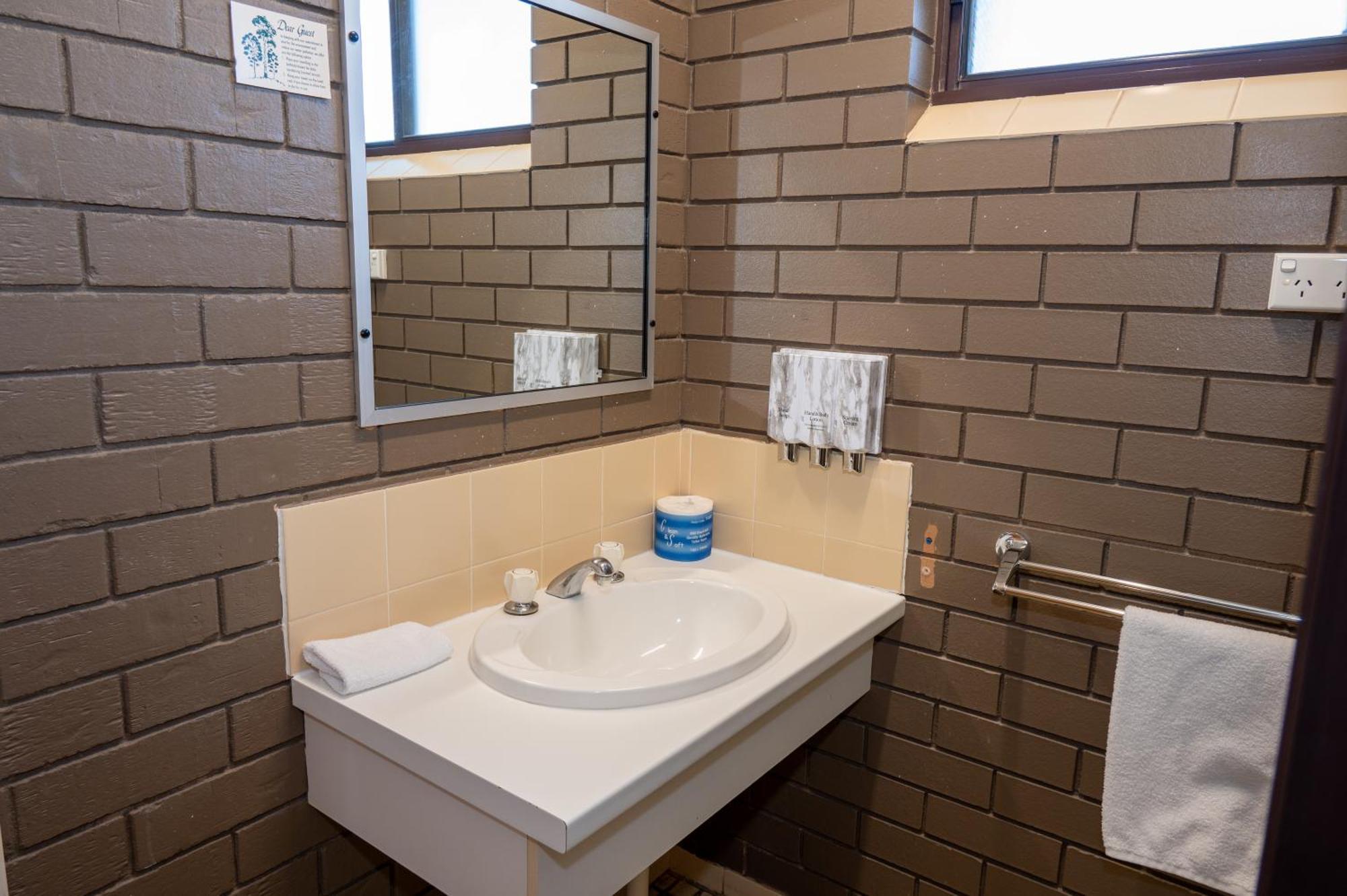 Tumut Valley Motel Pet Friendly Dış mekan fotoğraf