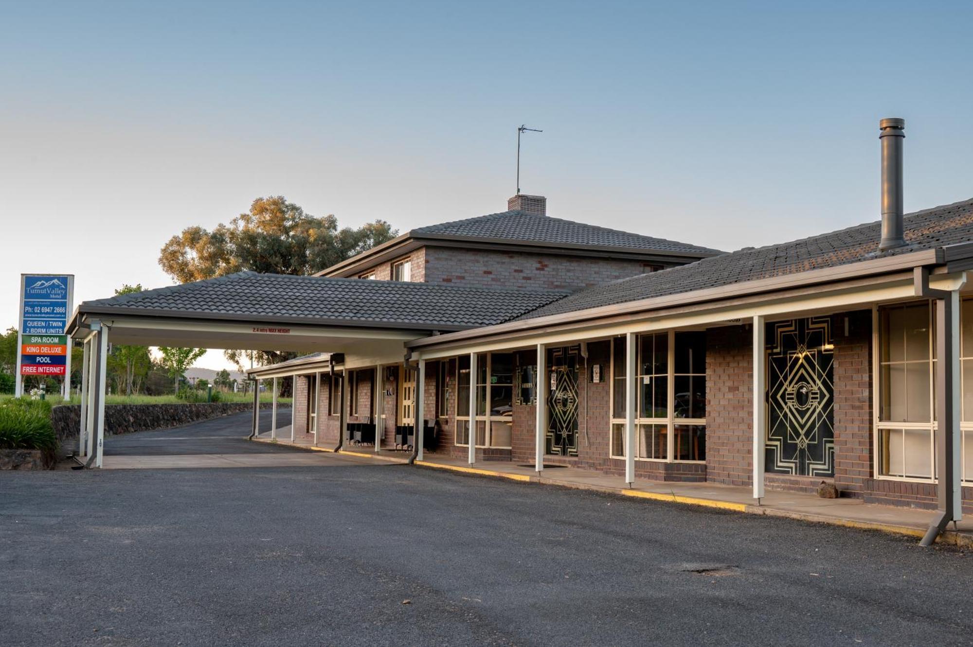 Tumut Valley Motel Pet Friendly Dış mekan fotoğraf